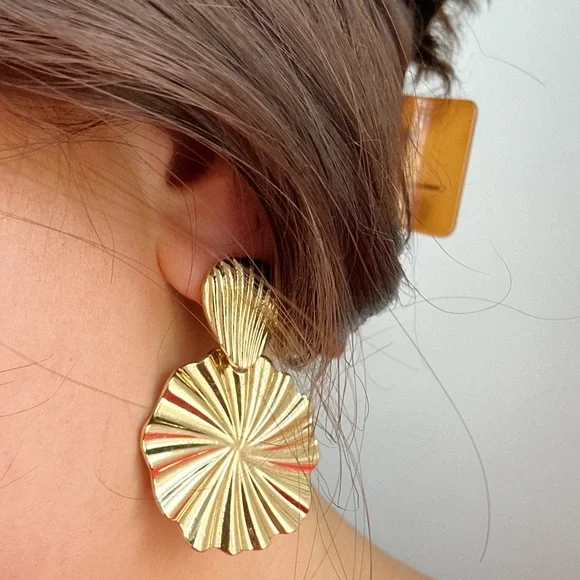 Gold Shell Design Earrings - Picture 2 of 2